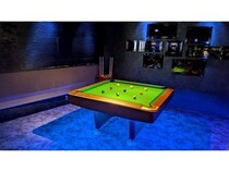 【東京都渋谷区】初心者でも楽しめる正方形ビリヤード「Maspool」が、渋谷のダーツバーBeeに登場