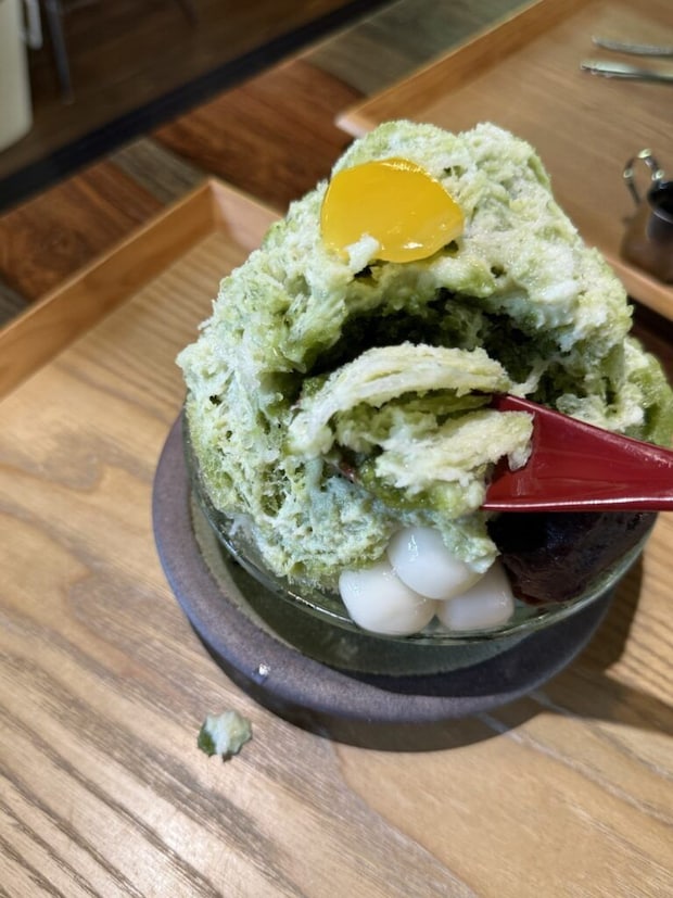 『Gallery CAFE とこのま』練乳宇治金時かき氷をスプーンですくった写真
