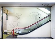 【神奈川県横浜市】新連載開始！閉館する映画館「ムービル」の壁が一棟まるごと『週刊マンガ雑誌』になる