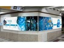 新江ノ島水族館が町田駅をジャック！“水族館の裏側”をのぞける体験型広告を展開
