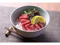 京丹後の地魚卸「魚政」が“フレンチ魚だし”で味わう新感覚漬け丼・カルパッチョを発売