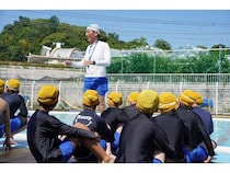 【滋賀県大津市】大阪経済大学が安全水泳教室を実施。元五輪代表教授が小学生に伝えた「大の字泳法」