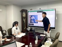 【東京都新宿区】学生が老舗ハンカチメーカーを訪問。ハンカチの企画・製造工程やものづくりの背景を学習