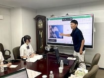 【東京都新宿区】学生が老舗ハンカチメーカーを訪問。ハンカチの企画・製造工程やものづくりの背景を学習
