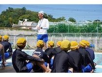 【滋賀県大津市】大阪経済大学が安全水泳教室を実施。元五輪代表教授が小学生に伝えた「大の字泳法」