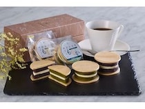 【東京都港区】明治記念館が、抹茶あん2個と小倉あん3個入りの「サンドもなか 5個入り」を発売！