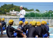 【滋賀県大津市】大阪経済大学が安全水泳教室を実施。元五輪代表教授が小学生に伝えた「大の字泳法」