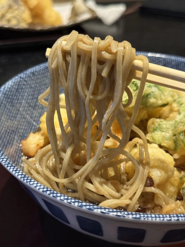 『手打ち蕎麦 きさく』野菜と海老のかき揚げぶっかけそばのアップの写真