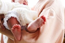 男女の双子出産を報告のYouTuber・ありしゃんさん、お宮参り＆お食い初めを同時に「今年はものすごい猛暑だったので…」