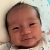 「産科で働いてるけど初めて見た！」声を出して爆笑する新生児に驚き‼