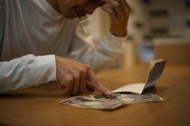 【4人に1人が借金あり】3位にランクインした借金の使いみちが悲しすぎる…借入額は100万円以上が最多