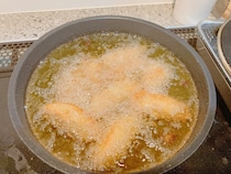 【実例つき】揚げものに使った油、また使えるって知ってた？ 再使用のコツと劣化した油の見分け方