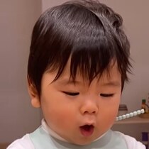 【まさかの事態】お汁を飲もうとするも、なかなか距離感が…あああっ！「さすが人生1年生」