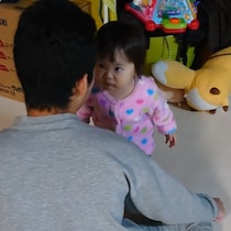 12歳差の兄をガン詰めする1歳の妹がかわいすぎて…！ 怒られたお兄ちゃんはタジタジ