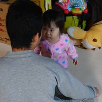 12歳差の兄をガン詰めする1歳の妹がかわいすぎて…！ 怒られたお兄ちゃんはタジタジ