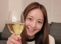 佐々木希さん「許してはいない」夫・渡部建さんと離婚せず再構築を決めた理由を明かす