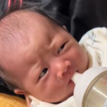 そんな目でパパを見ないで…！ 初めて授乳する父親に赤ちゃんがこの表情【疑いのまなざし】