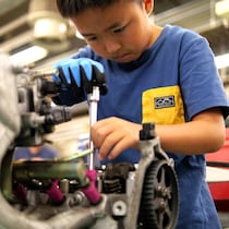 【クルマ好きにはたまらない】「小学生にここまでさせる⁉」本気すぎるエンジン分解を体験！