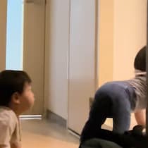 双子赤ちゃんをお風呂に誘導するお兄ちゃんがスゴすぎ！！！　あらての羊飼いかな？