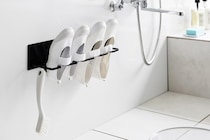 「洗った上履き、どこに干す？」問題を解決！tower新作“浮かせて干せる”マグネットハンガーが登場！