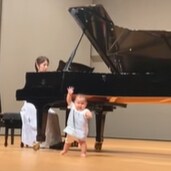 【ステージで魅力全開】ママのバイオリンに合わせて踊る赤ちゃんが天使すぎた「次回公演はいつですか？」
