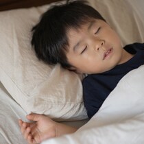 子どもが寝る時間、理想は20時台、でも現実は21時台。理想の時間に寝られない理由は？