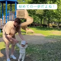 大きすぎる愛に感涙。はじめて歩いた娘に寄り添い、思いの丈を語り続けるパパ