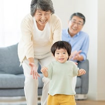 「誕生日プレゼントは確認してから買う」「休日も子どもを預かってくれる」感謝される祖父母の行動って？