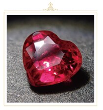 血を連想させる鮮やかな赤。気持ちを高めるための秘薬として飲まれていた宝石とは