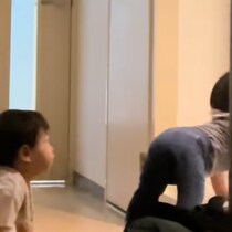 双子赤ちゃんをお風呂に誘導するお兄ちゃんがスゴすぎ！！！　あらての羊飼いかな？