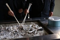 「火葬場で骨を拾っているときに…」ありえない！葬儀でゾッとした驚きのマナー違反