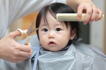 藤森慎吾さん、0歳長女にはじめての散髪「ママパパによるぱっつん」が可愛すぎる♡