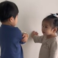 年子兄妹の白熱バトル！大人顔負けの表情で喧嘩する子どもたちがおもしろすぎ「どなたか翻訳を…！」