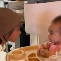 妹よ…！ 赤ちゃんとの会話で初めての瞬間に感動して泣き出してしまうお姉ちゃんが尊い