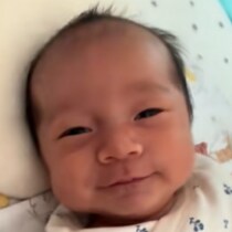 「産科で働いてるけど初めて見た！」声を出して爆笑する新生児に驚き‼