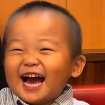 大好きな唐揚げ最後のひとつを…いいの⁉ 2歳とは思えないスマートな対応がすごすぎ！「余裕を感じる」