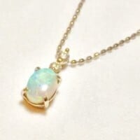 「昔は貧乏で買えなかったけれど…」義母が譲ってくれたのはへそくりを貯めて買った虹色に輝くジュエリー