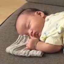 想像の斜め上をいく体勢で爆睡していた赤ちゃん、ブランケットをはずしてみると……
