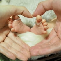 夫とは12歳の年の差婚。子どもは諦め夫婦二人で暮らしていたのに思いがけない自然妊娠、不安に襲われた産後にサプライズが待っていた