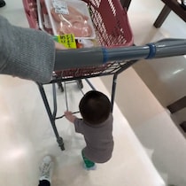 サイズ感かわいすぎでしょ！ 自分より何倍も大きな買い物カートを、せっせと押して歩く男の子