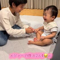 10歳差兄弟の笑顔が最高だわ！ でもそれ、オモチャじゃないですよね…？