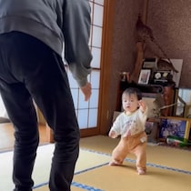 優しいおばあちゃんの応援で一歩ずつ歩みを進める赤ちゃんに思わずにっこり