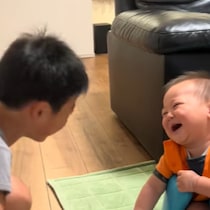 兄弟の絆が尊い！ ゲラゲラ笑顔がたまらん…一生懸命なお兄ちゃん×爆笑赤ちゃんの幸せな一コマ