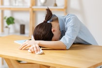 【具合が悪くても休めない…】母親の半数以上が「体調不良でも家事・育児」一方父親は「配偶者が対応」が6割超