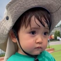 【衝撃のデビュー】噴水に触ろうとしただけなのに……男の子が茫然「時が止まってる？」