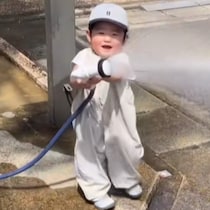 あわや大惨事…！ ホースで遊んでいた男の子の身に降りかかったまさかの【いや、あるある】