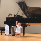 【ステージで魅力全開】ママのバイオリンに合わせて踊る赤ちゃんが天使すぎた「次回公演はいつですか？」