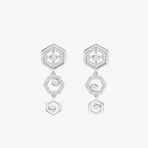 幸福のやさしい煌めき…贅沢にあしらわれたダイヤモンドの魅力を大切な人へ贈って。記念日ごとに買い足したいジュエリーコレクション