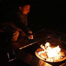 【都会でキャンプ気分！】家族で焚き火を囲んでチルタイム…♡コールマンの「焚き火ナイト」に親子で参加