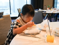 東京の高層ビルの間に干潟が出現！ 見て聞いて味わって触れる、五感で“干潟と食”を学ぶワークショップ親子レポ